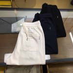 顶品 Moncle... 2025Ss铜氨丝莫代尔天丝春夏休闲裤 美学的焕新诠释,演绎浓郁的格调型时尚风范,细节感和设计感强悍.经典品牌标识做为色彩搭配,演绎经