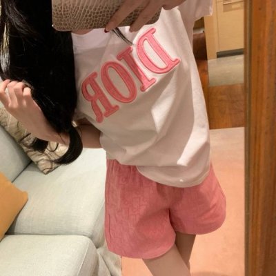 上衣 裤子 dior迪奥字母贴布刺绣圆领短袖T恤老花提花松紧腰短裤套装 款号 25670504927 颜色 卡其色 粉色 尺码 Sml s码80-95斤 m码9