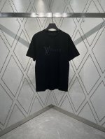 驴家 25Ss新款 T 恤以分饰前后的 Lv Vers 标识和 Lv Monogram 花卉图案展现色彩律动，彰显贯穿当季的虹彩美学。细腻棉布塑造经典剪裁，可为