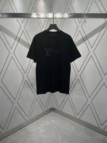 驴家 25Ss新款 T 恤以分饰前后的 Lv Vers 标识和 Lv Monogram 花卉图案展现色彩律动，彰显贯穿当季的虹彩美学。细腻棉布塑造经典剪裁，可为