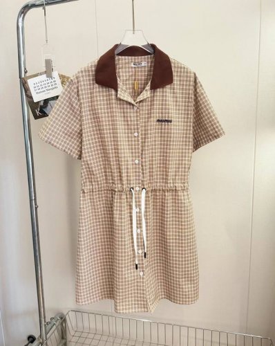 品名：Mium*U 25Ss格纹系列polo领格纹衬衫连衣裙 尺码：S.M.L 颜色：棕色格 Miu优等生，标志性立体刺绣Logo标，抽绳收腰更显瘦～时髦尖子生