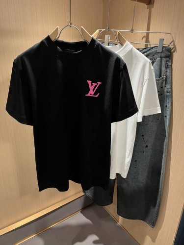 louisvuitt*路易*登 2025春夏全新系列单品上线，非常时髦前卫的一款男女同款短袖T恤，标识Logo图案压胶修饰！区别于以往的不同，宣示品牌传承多年的
