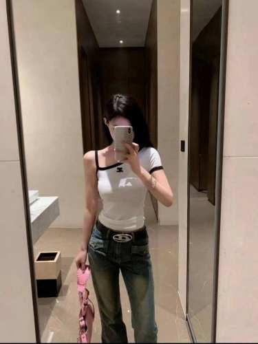 80 courreges法国小众品牌Jennie赵露思同款经典Logo刺绣章仔装饰撞色不对称斜肩单肩短袖T恤 款号：25672302284 颜色：黑色 白色 尺