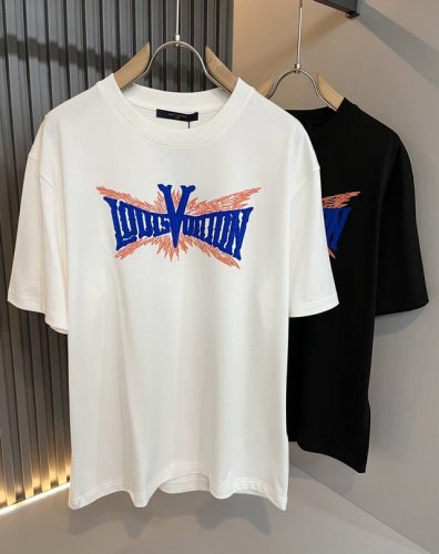 Louisvuitt*路易*登 2025春夏全新系列单品上线 非常时髦前卫的一款男女同款短袖T恤 标识Logo图案压胶工艺修饰 区别于以往的不同 宣示品牌传承多