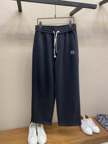 Balenciaga，男士休闲裤 最新款上身版型无敌正！ 绝对可以闭眼收的一款 此款裤子非常百搭，弹力腰围,日常上班 户外运动都可以穿着，是时尚休闲与户外运动的