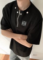 新款罗意威Loewe 半拉链立体金属扣装饰螺纹针织情侣同款宽松落肩短袖T恤 ~采用280克液氨太空棉面料 ~立体裁剪 宽松版型 男女皆可穿 ~刺绣工艺 半拉链顺