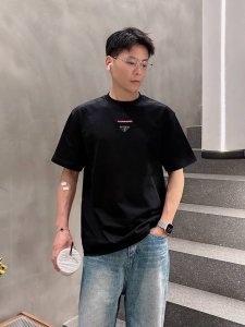 普拉达 2025春夏新款男女同款短袖T恤 定制专属纯棉面料 定制原版工艺螺纹 胸前重工字母Logo工艺设计 简约大方 从容百搭 档次极高 完美融入时尚还有风情感