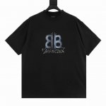 balenciaga 巴黎世家 双B草写字母印花圆领短袖 采用双纱平纹，100%棉，32支双纱棉高密布，面料用的是国产新疆优质棉纱，新疆棉花是国产棉花中公认的优