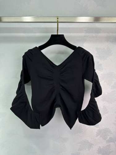P240大王Aw* 2025早春新款V领褶皱长袖出货 黑色百搭不过时 高级时尚潮流 S M L码。T226B