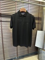 p230 bur&巴宝粒2025Ss新款Polo衫。采用90%长绒棉10%桑蚕丝混纺面料，柔软抗皱，韧劲足，不易刮丝，上身舒适，吸汗透气速干；定制领口，内部采用
