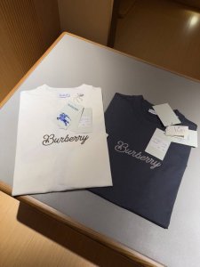 burberr*25开春 现货发，不用等，东西贼好，快点先自留起来！！！走秀款的战马T，能上秀台的必须是精品！！百分百原面料，不是薄薄的一件普通短袖T恤衫，有点