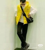 Prada 普拉达二合一相机包 男生上身简直不要太好看！说是Prada 家最适合男生的包也不为过 尼龙材质防水布解决一切耐磨耐脏的烦恼 珐琅金属三角形微标，意大