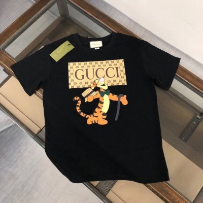 Gucci 夏季新款圆领短袖T恤 270克重磅高端纯棉面料 手感质感都极完美 修身裁剪设计干净利落 时尚又好看 走线做工非常精致 版型效果超赞 而且透气性能超强