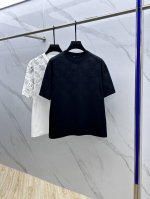 lv*路易*登 2025Fw春夏新品圆领打底外穿T恤，立体感Logo微廓形半袖纯棉打底，手感面糯有骨感，柔而有韧性。工艺处理，韧性和抗皱性能得到大幅度提高。微廓