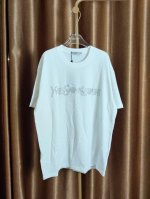 Ysl 圣罗兰新款烫钻字母Logo休闲圆领短袖T恤 小红书热门爆款｜明星网红同款穿搭 1面料采用26支300克纯棉双纱面料 柔软亲肤、透气性强，定位裁剪工艺Ov