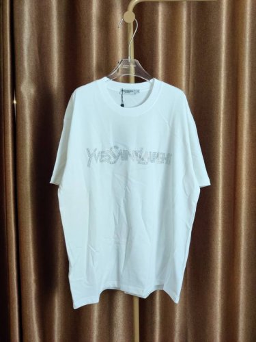 Ysl 圣罗兰新款烫钻字母Logo休闲圆领短袖T恤 小红书热门爆款｜明星网红同款穿搭 1面料采用26支300克纯棉双纱面料 柔软亲肤、透气性强，定位裁剪工艺Ov