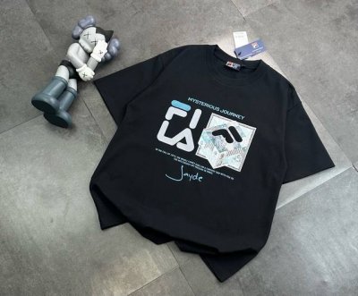 潮牌Fila斐乐官网同款同步短袖！胸前Logo点缀胸前，简约又不失时尚感，一眼就狠狠拿捏住了！正肩版型对各种身材都很友好，穿起来整个人显得挺拔又精神，瞬间男友力