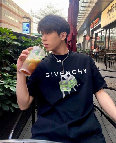 Givenchy paris 纪梵希挂锁情侣短袖 商品参数 采用260克双砂面料 三针五线做工，领口包包边条 今年火爆的品牌 看到了就忍不住要自留一件 正确纹路