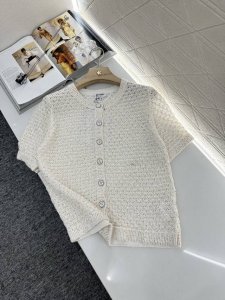 chane*2025新品上架 珠片银丝针织短袖开衫 定制Yb进口纱线织造 质感高级舒适 圆领针织短袖开衫剪裁 优雅黑粉蓝白四色可选 面料穿插银丝 满身细闪珠片