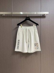 burberry 2025Ss战马贴布压胶字母短裤 男女同款 让每一次迈步都无拘无束 立体剪裁大幅提升运动自由度 腰部内置弹力抽绳 贴合身形不勒肤 久坐无勒痕