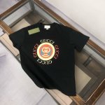 Agucci 古驰 2025春夏最新款短袖T恤，男女同款定制专属纯棉面料，定制原版工艺螺纹，胸前印花图案设计！简约大方，从容百搭，档次极高，完美融入时尚还有风情