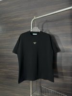 款号：He221 prada-普拉达胸前立体三角标圆领短袖 面料采用2 克双股双纱纯棉面料，手感舒适柔软，上身舒适透气，领口采用同缸同色罗纹，不紧绷，不变形，胸
