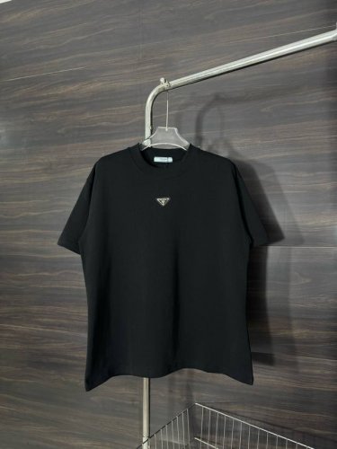 款号：He221 prada-普拉达胸前立体三角标圆领短袖 面料采用2 克双股双纱纯棉面料，手感舒适柔软，上身舒适透气，领口采用同缸同色罗纹，不紧绷，不变形，胸