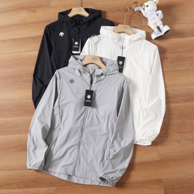 descente 迪桑特夏季新款男士户外防晒衣情侣款连帽皮肤衣外套。采用防风防泼水轻薄面料柔软透气，面料87.6%锦纶12.4%氨纶。面料主打轻量透气防晒，科技