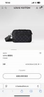 louis Vuitton路易威登Alpha邮差包单肩斜挎包，专柜同步在售。本款Alpha邮差包取材Monogram Eclipse帆布，以摩登笔触演绎玲珑构型