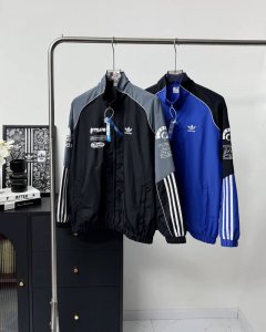 Adidas阿迪达斯三叶草王安宇同款机车风夹克运动薄外套 出众科技材料质感，利落的短宽剪裁，配上裁片设计、反光条纹，让这件单品具有 毫不费力的先锋感 ，适合搭配
