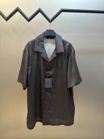 Lv 满印纽扣短袖衬衫 定制60支桑蚕丝混纺满印面料，75D衬布，布匹直喷，手工包缝 Size：S M L Xl