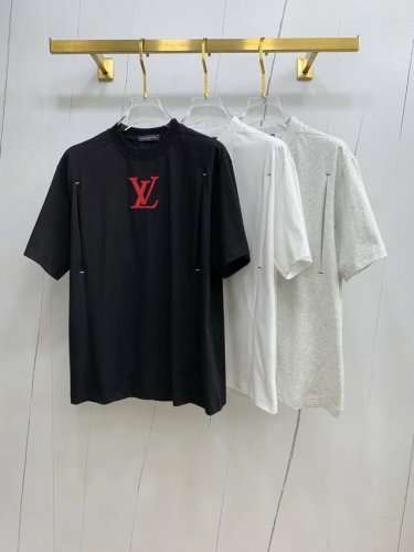 Lv2025Ss新款经典圆领短袖，时尚百搭经典元素打造精致工艺专柜面料，顶级元素融合打造，经典短袖3标齐全，潮男时尚，无论是上身舒适度还是都是无可比拟的存在，男