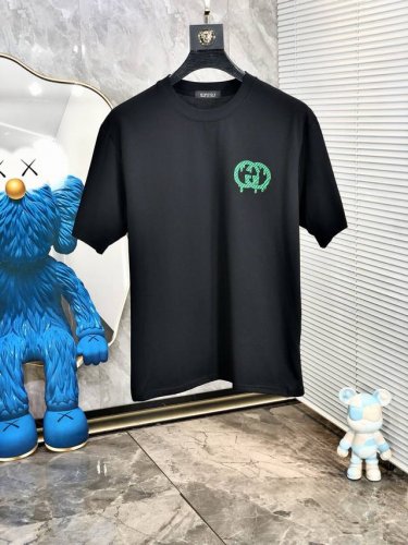 gucci。穿200斤。宽松版 顶级货品2025春夏新款首发专柜最新款短袖圆领T恤 高端订制 设计前卫时尚！品牌Logo重工艺设计 高端定制天丝面料.手感柔软.