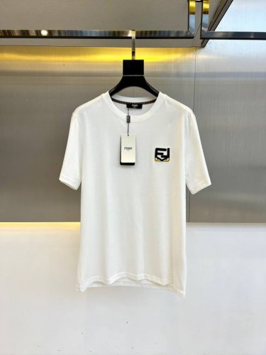 fend芬迪、2025春夏男士新款Logo圆领短袖T恤。进口定织面料%100纯棉、面料手感丝滑柔软，透气亲肤性极佳，着身无比的舒适，整体质感相当之高！衣身胸前标