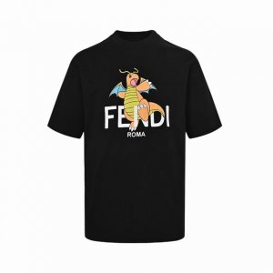 本地自取：160 fendi/芬迪 24Ss 宝可梦联名小火龙印花短袖 采用300克丝光双面面料，1*1罗纹，绒面发泡印花，整件成衣总共用了12张菲林，印完之后