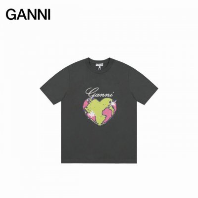 Ganni25Ss 爱心地球烫钻短袖 如果你还不认识来自哥本哈根的Ganni 那真的要告诉你 这个牌子穿过的明星实在是太多了 韩潮顶流加持和她独具特色的笑脸 成