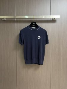 dior Diamond 刺绣针织短袖T恤 定织定染丝韵臻柔针织料 柔软丝滑 舒适贴肤 以浓郁的藏蓝色调登场 散发着与生俱来的高级感 胸前饰以Dior Diam