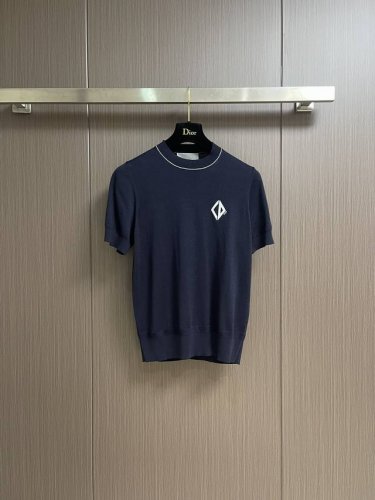 dior Diamond 刺绣针织短袖T恤 定织定染丝韵臻柔针织料 柔软丝滑 舒适贴肤 以浓郁的藏蓝色调登场 散发着与生俱来的高级感 胸前饰以Dior Diam