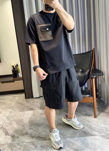 爱*仕 He*M S 2025春夏 微阔圆领短袖T恤衫 几何拼皮的口袋设计 很有亮点 上身时尚而赋予现代气息感 原版微阔的剪裁 领口微微贴合颈部 让整体上身更显