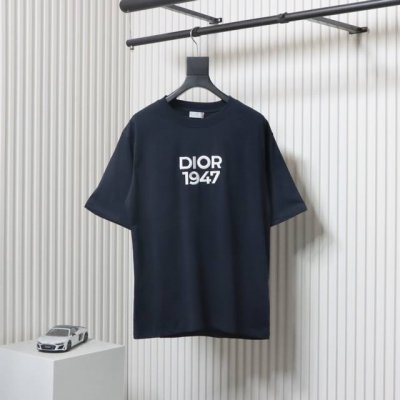 dior 迪奥 24Ss 1947刺绣短袖 260克紧密平纹双纱大白面料，配套1*1罗纹胸前1947标志刺绣采用进口机字母立体绣，字母清晰且线条感，刺绣效果非常