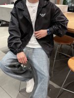 阿玛尼 2025春季专柜新款休闲时尚夹克 超前卫设计风格 细腻舒适 穿着非常轻便不易起皱。多重重工艺 整体的设计颇具视觉感，上身休闲有型，有一定的挺括度，绝对走