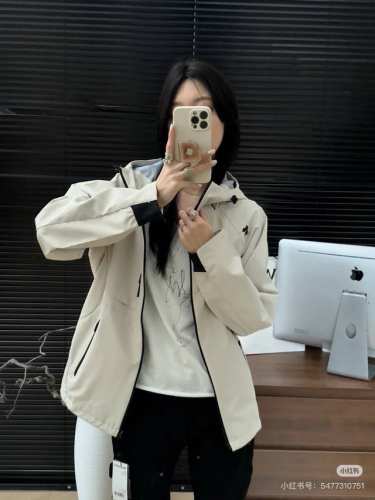 迪桑冲特锋衣壳软官网柜专经软典壳系列 男女情侣同款全部实拍图细节满满，做工精细。胸前立体硅胶Logo Descente迪桑官特网经软典壳户通外勤锋冲衣外套 每登