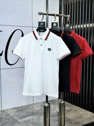 gucci。2025春夏系列新品男士时尚经典翻领Polo时尚单品设计，更加时尚舒适，高标准定制，进口高丝光双面棉质珠地面料质感非常细腻，H品牌Logo工艺，细节
