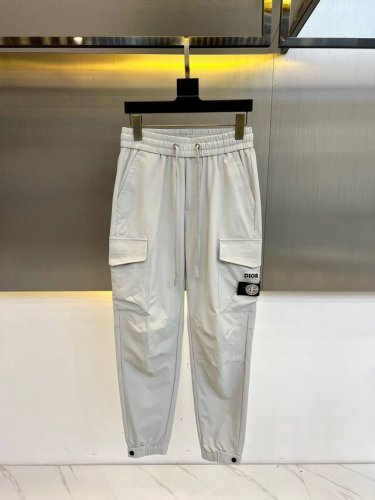 dio迪奥、25S春夏新品男士抽绳休闲刺绣运动卫裤，全新发布新款定制，细节一丝不苟，打造出了常青树的百看不腻以及舒适百搭。休闲运动裤作为随时随地男人都能穿搭的时