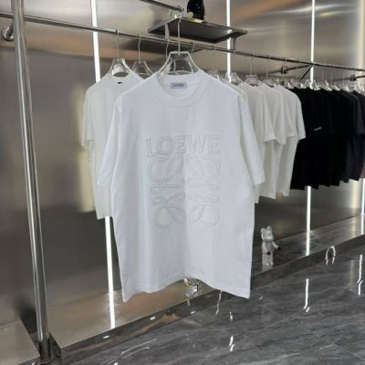 loewe罗意威2025Ss新款字母人字绣花情侣休闲短袖T恤 最高版本！定制面料290克双纱！字母人字绣花工艺设计！ 辅料：开模原版过鉴定领标 %真丝洗水标。正