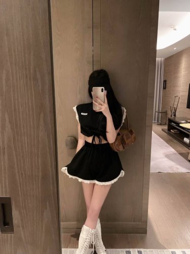 上新 Miumiu 缪缪 25.Ss蕾丝花边抽绳短裤套装 颜色：黑色 灰色 码数：Sml S码推荐： 80~ M码推荐： ～115 L 码推荐： 115～135
