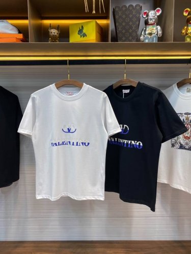 vltn25Ss春夏新款平纹针织棉布基础圆领短Tee，男女同款渐变字母标识胶印休闲套头短袖T恤衫！贸易公司渠道稀出，领先官网发售！一款集独特设计与高端品质于一身