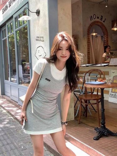 上新 miumiu 缪缪 掐腰假两件连衣裙 啊啊一眼万年的短裙 假两件设计的层次感 家人们我真的会为这款尖叫 直接封神了好吧 假两件设计感超气质超显瘦的 高级感