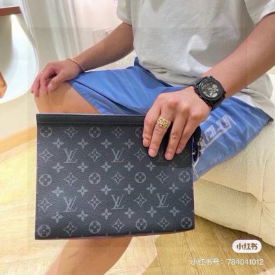 Lv 黑花手拿包 男朋友系列，经典爆款，堪称断货王 这款手拿包很百搭，随手拎起就走 搭配运动装和职业装也是非常协调 春夏秋冬都很Nice 非常便携符合男生的气质