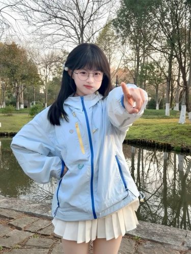 露露乐蒙Lululemon 炸街预警！Lululemon 防晒服美到犯规 宝子们，想在户外轻松成为焦点？Lululemon 多巴胺拼色宽松户外休闲防晒服，绝对是